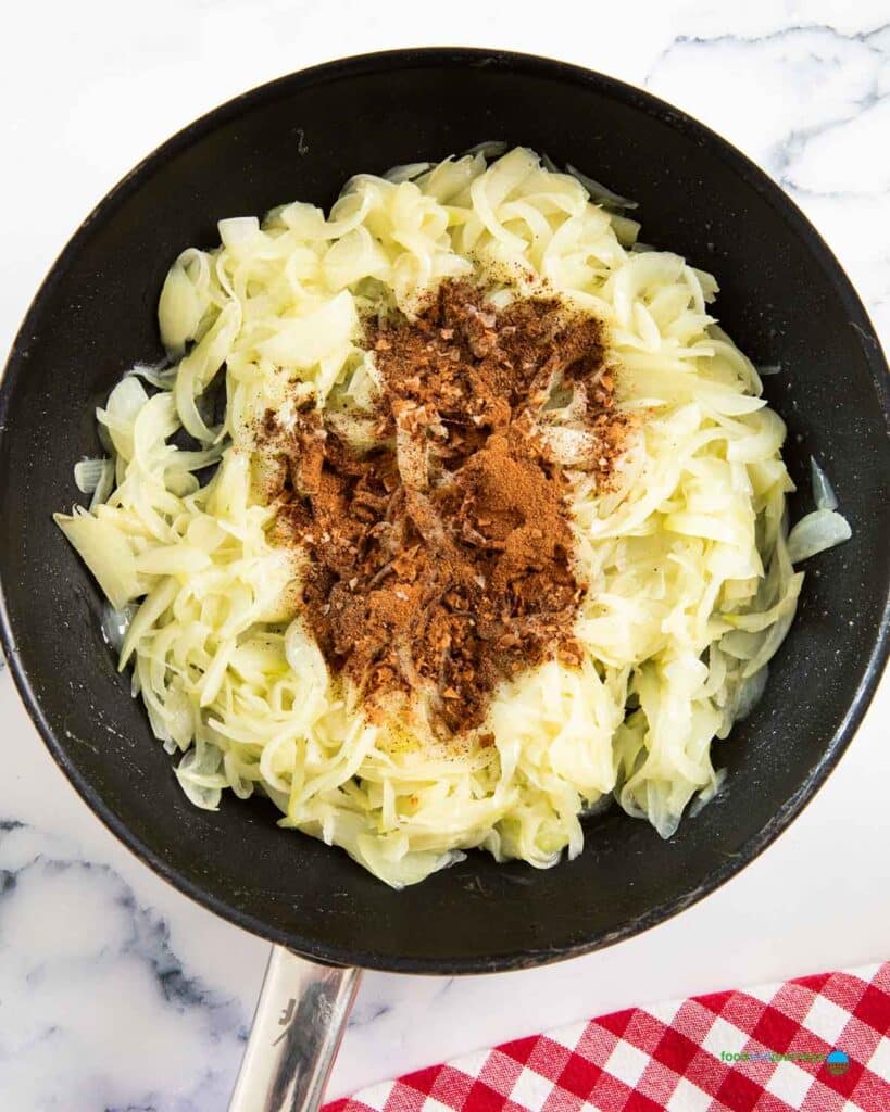 The spices give the caramelised onions a classic Lebanese flavor.